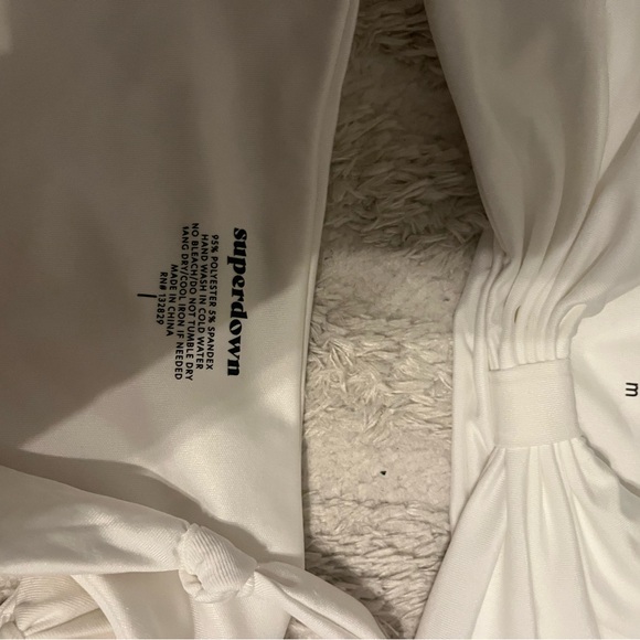 Superdown revolve bikini comes with L and M bottoms - Picture 2 of 5